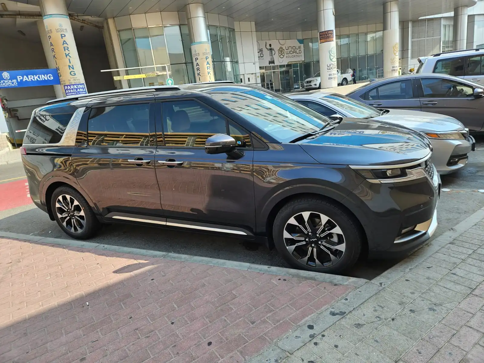 Stylish Right Side View of Kia Carnival SX Prestige in UAE.