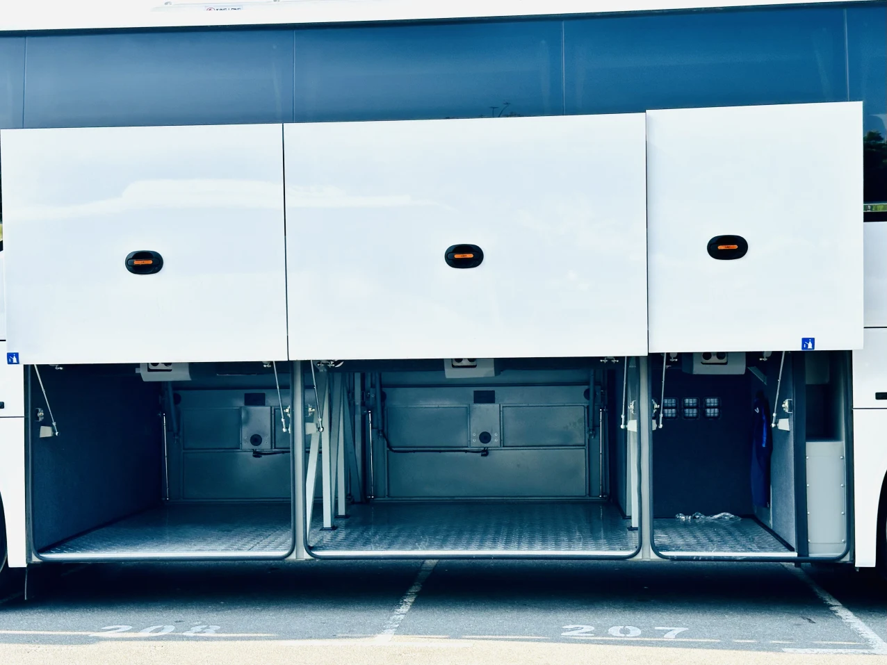 Bus-Rental-in-Dubai-with-uggage-Compartment